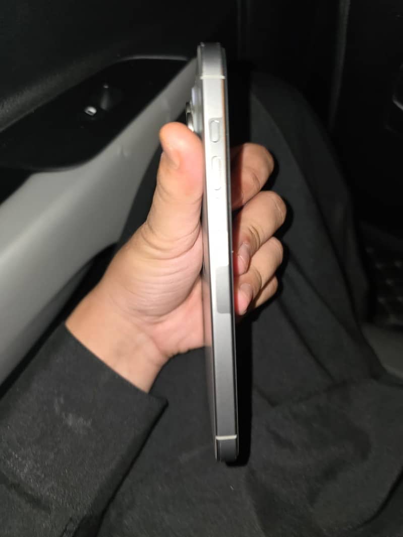 Apple iPhone 16 Pro Max 4