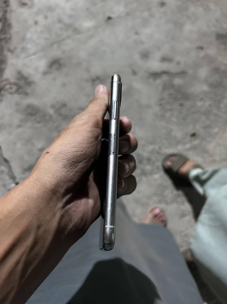 Apple iPhone X 4