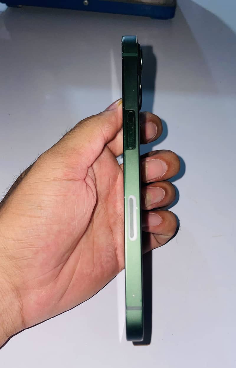Apple iPhone 13 6