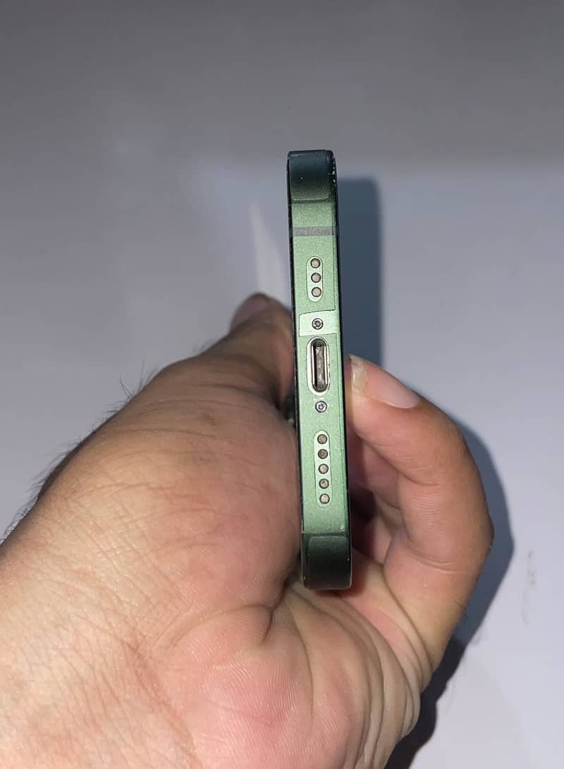 Apple iPhone 13 7