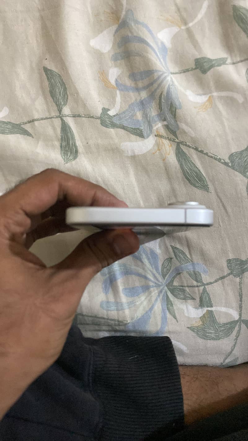Apple iPhone 16 1