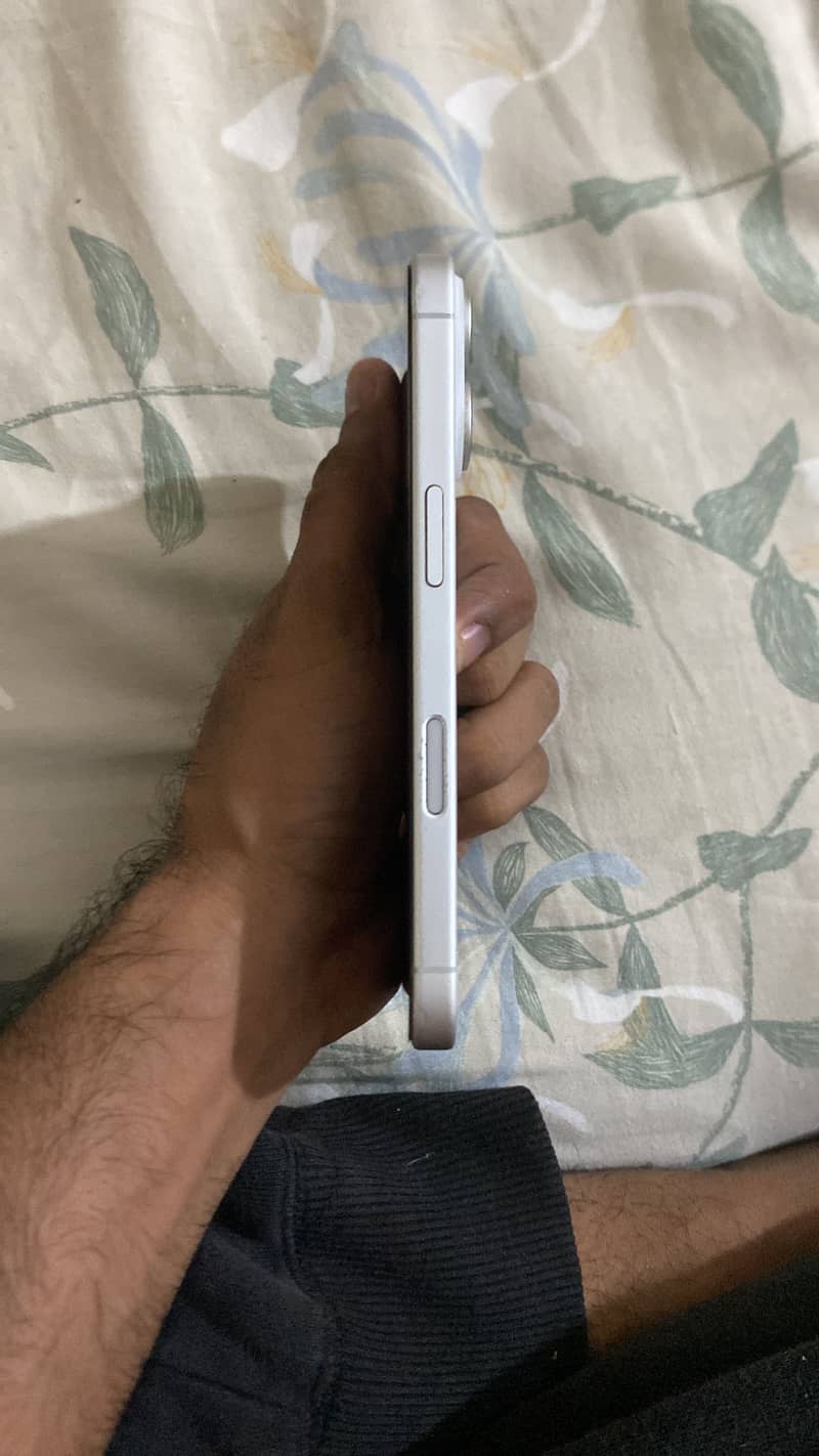 Apple iPhone 16 3