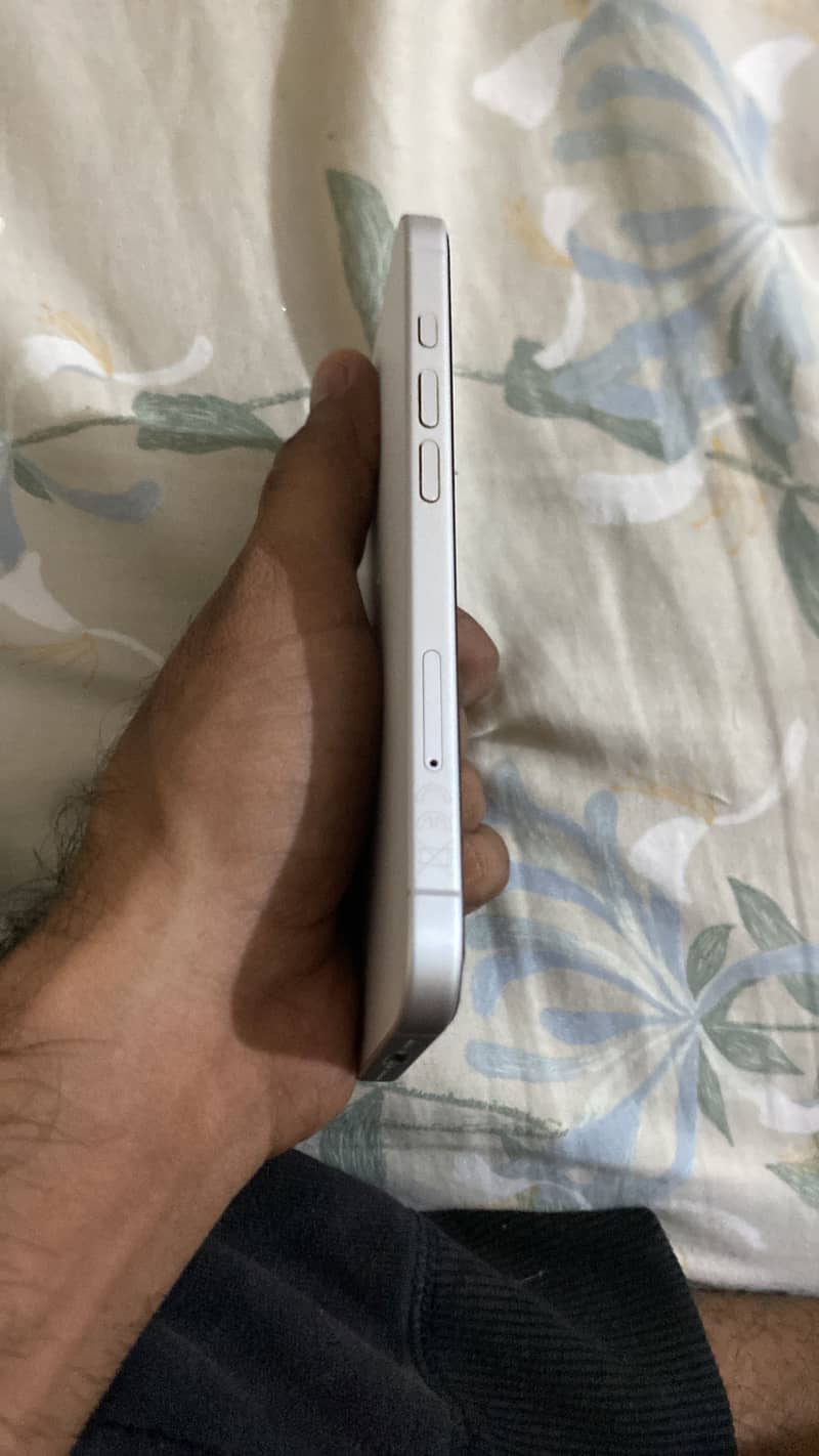Apple iPhone 16 4
