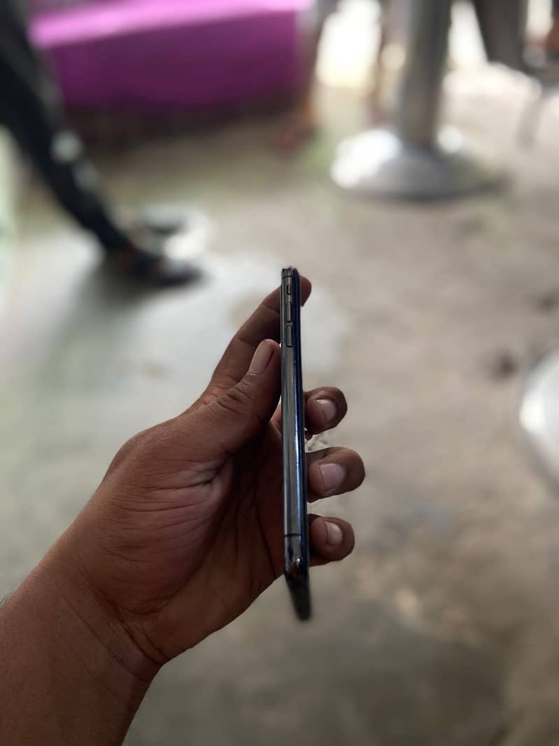 Apple iPhone X 4