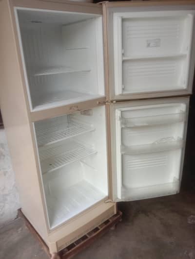from sale fridge good condition raabta number 03214988780