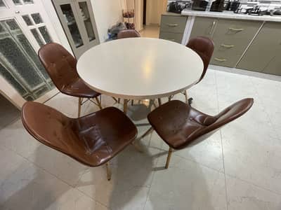 round dining table with 5 pc of chairs