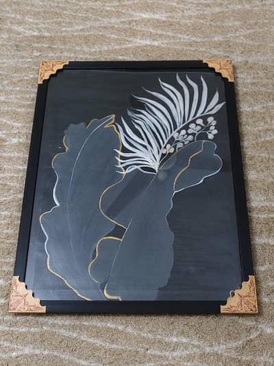 hatho sa tyar ke hue h canvas painting frame b hui hui h