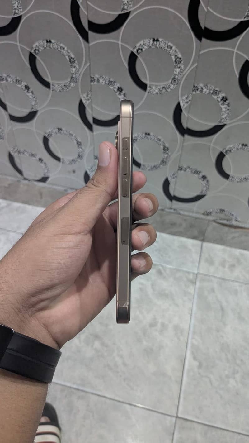 Apple iPhone 16 Pro 2