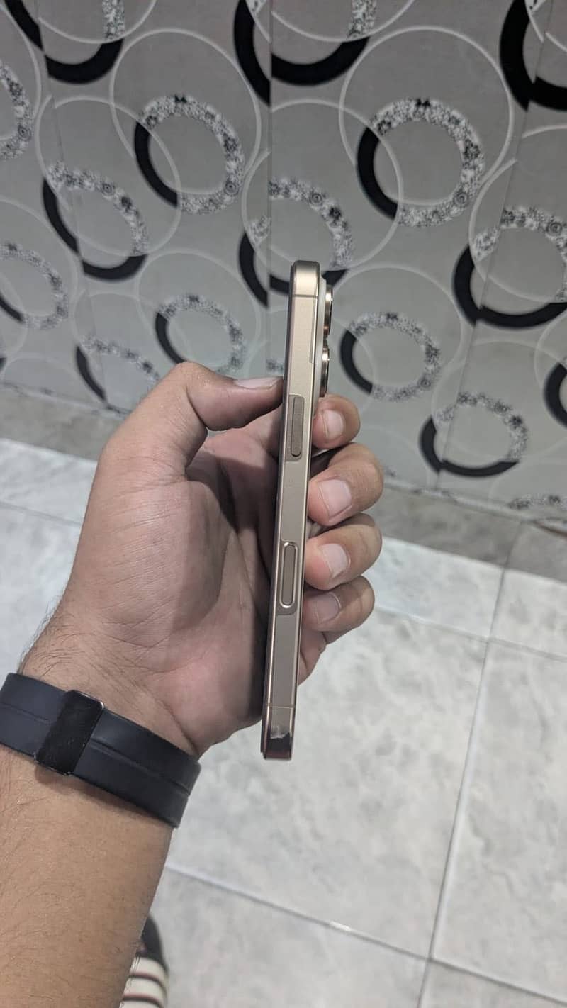 Apple iPhone 16 Pro 3