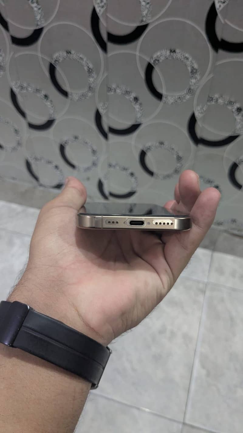 Apple iPhone 16 Pro 4
