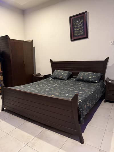 Bed with side tables  and wadrobe