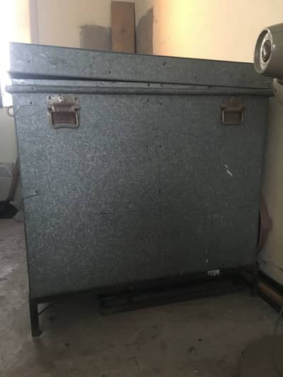 Iron Trunk (Peti)