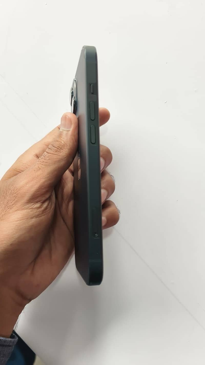 Apple iPhone 13 8