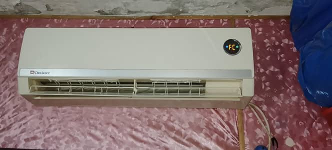 dawlance 1ton like new condition all oky no ashu no fault all working