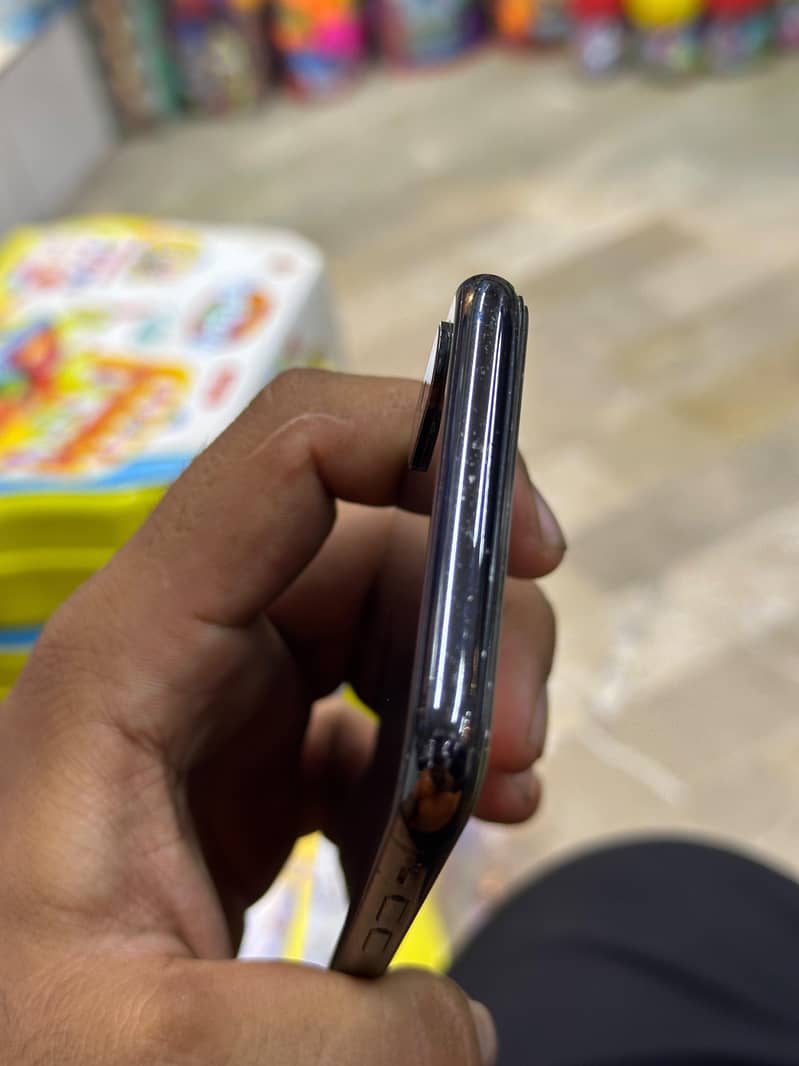 Apple iPhone X 4