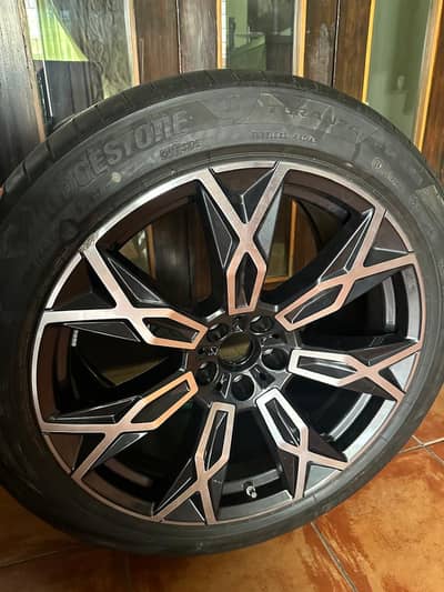 bmw i7 x drive 70 only 1brand new rim and tyre