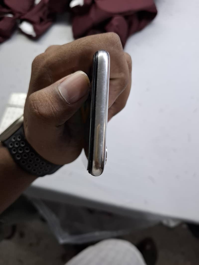 Apple iPhone X 4