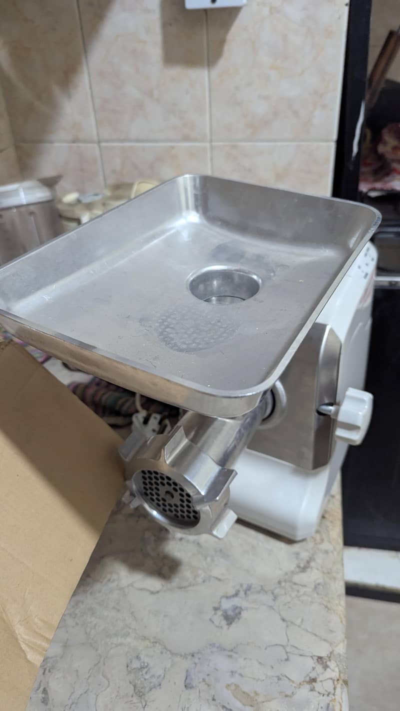 meat grinder 1