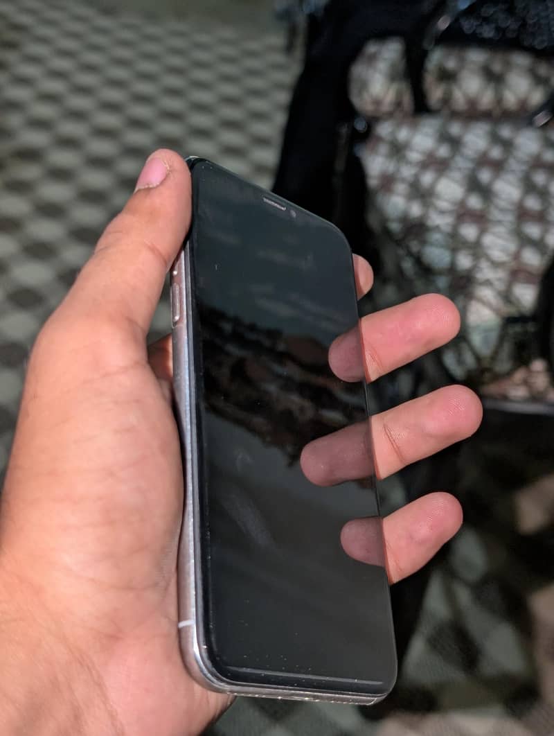 Apple iPhone X 4