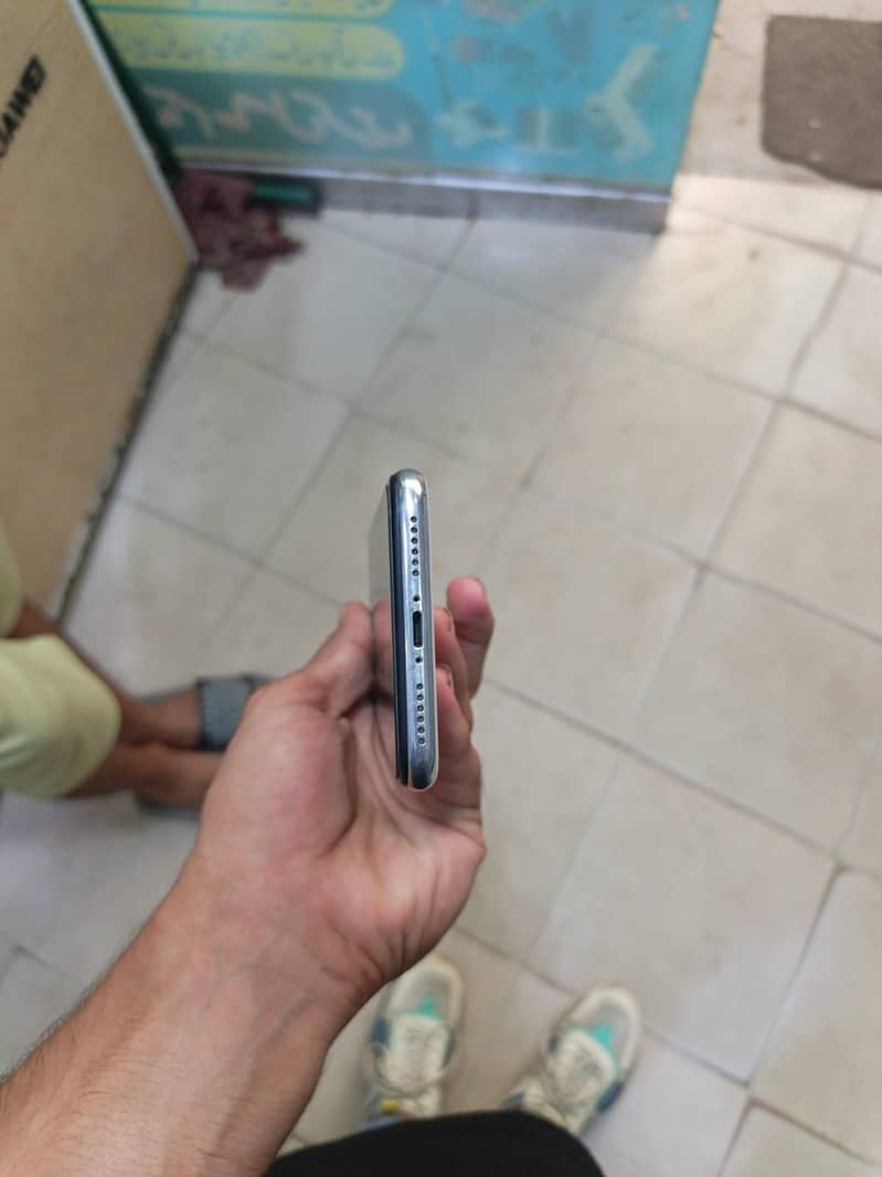 Apple iPhone X 3