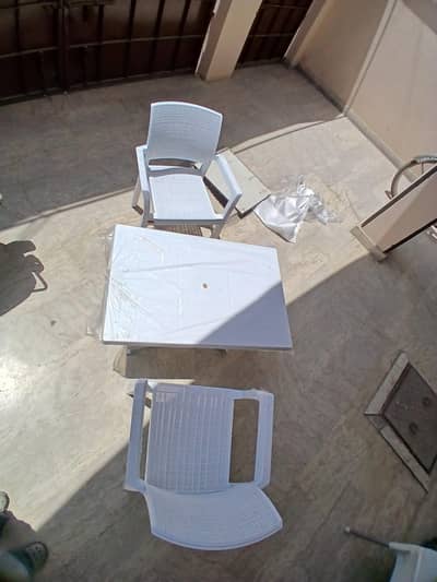 PLASTIC CHAIRS AVAIABLE AT WHOLE SALE PRICES.
