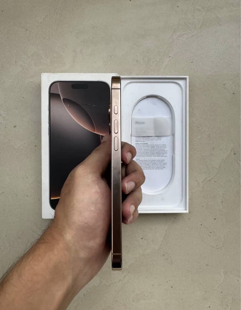 iPhone 16 pro max 4