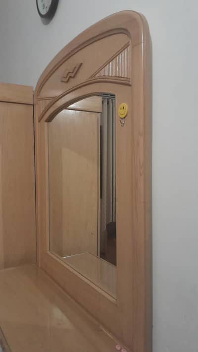 dressing table/ mirror