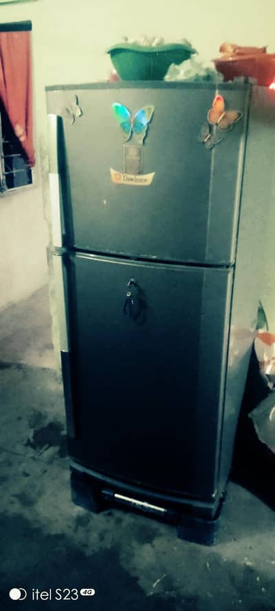 fix rate ha only  Dawlance Fridge medium size Neat clean Totel genuine