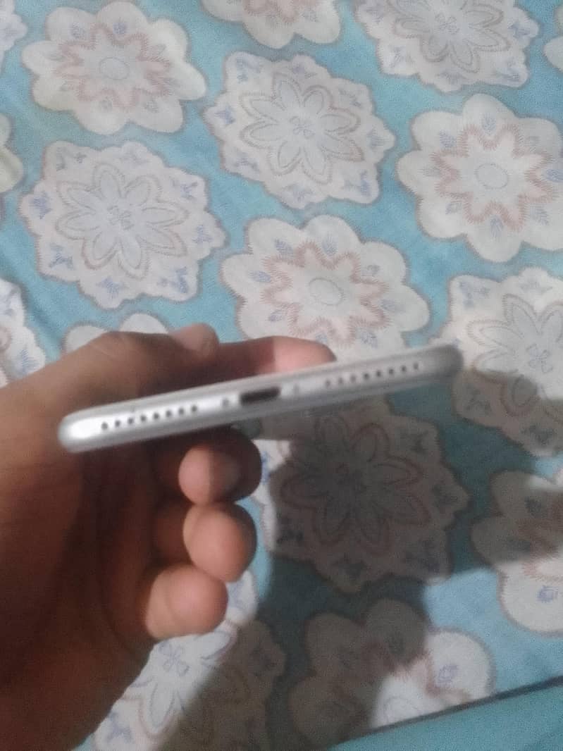 Apple iPhone 7 Plus 5
