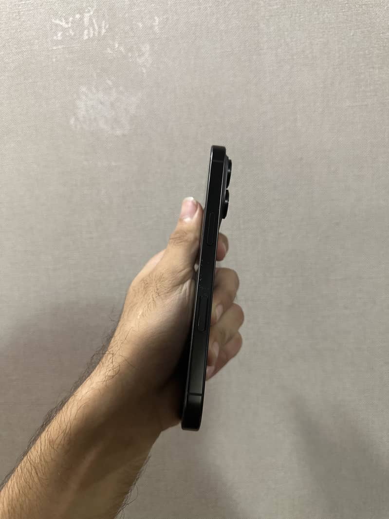 Apple iPhone 16 Pro 0