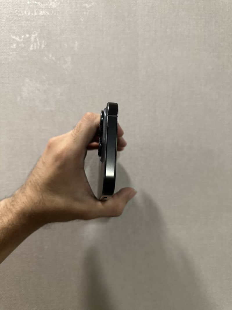 Apple iPhone 16 Pro 2