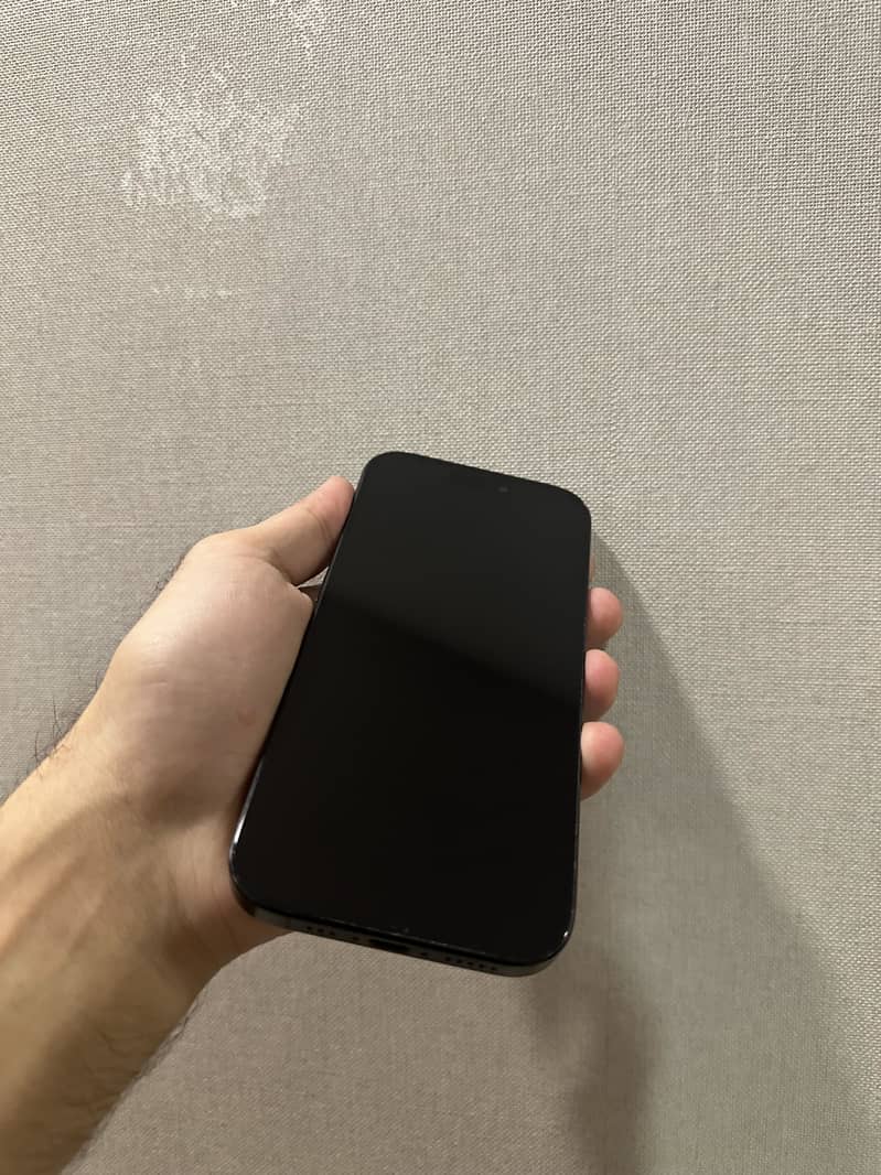 Apple iPhone 16 Pro 3