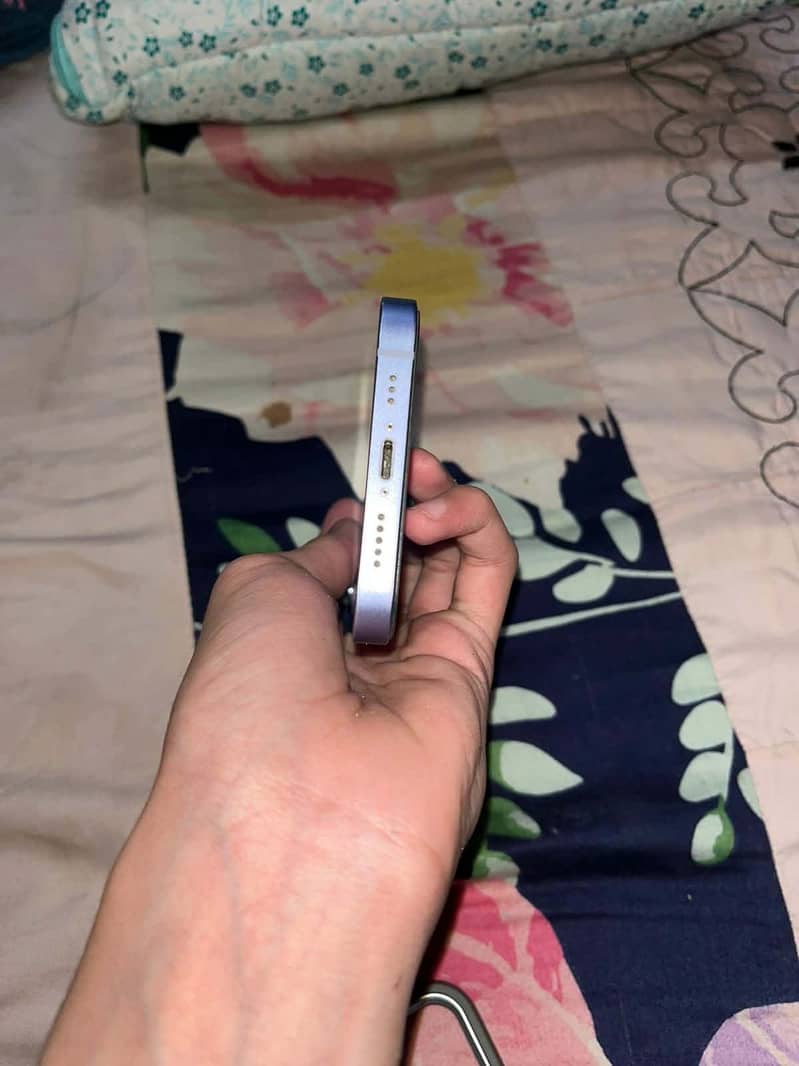 Apple iPhone 12 4