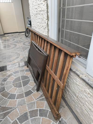 Single wooden bed for sell without mattress