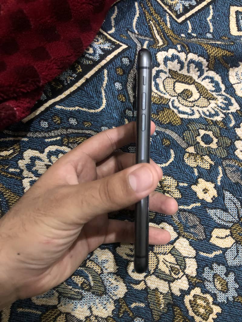 Apple iPhone 11 4