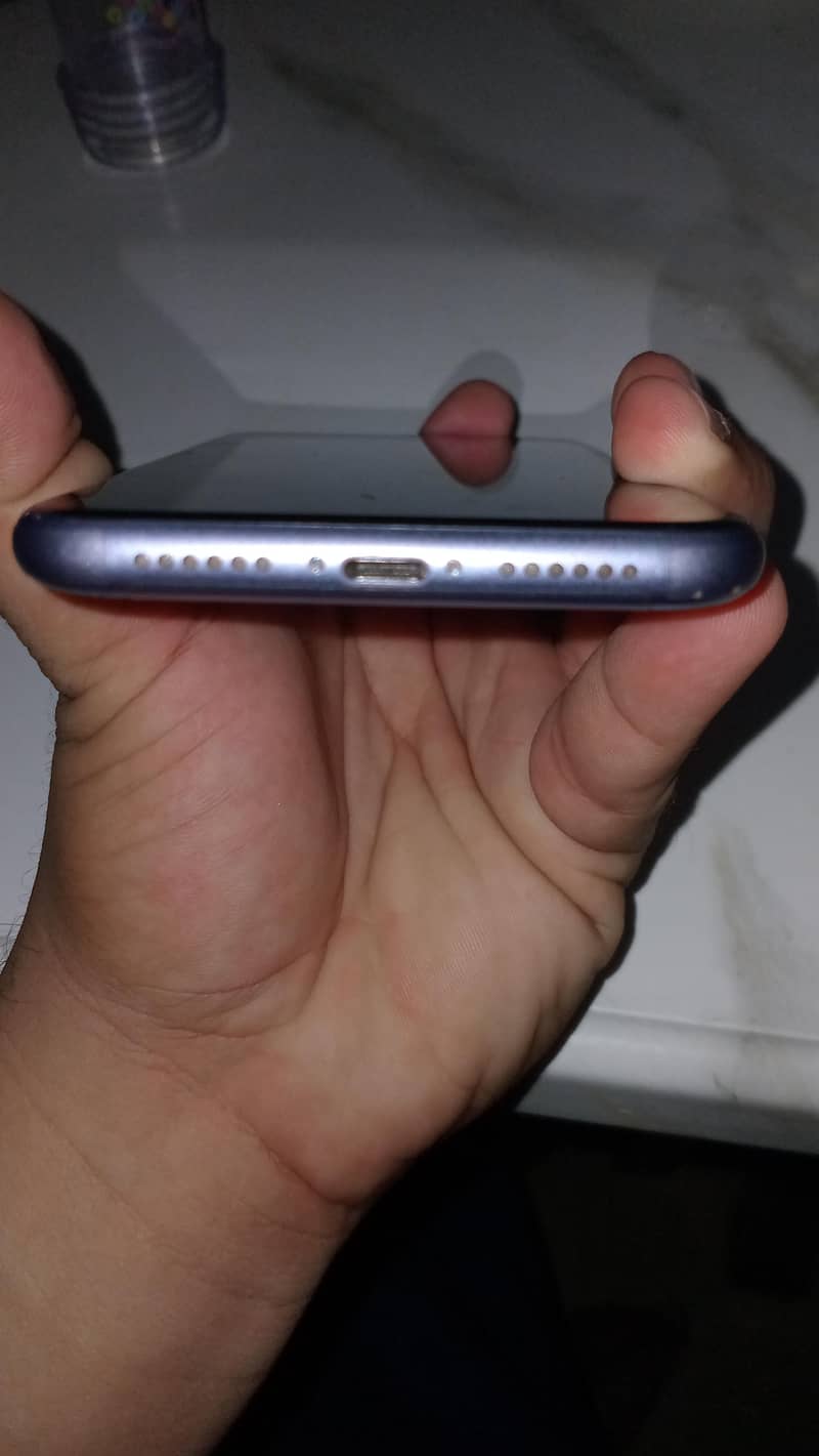 Apple iPhone 11 4