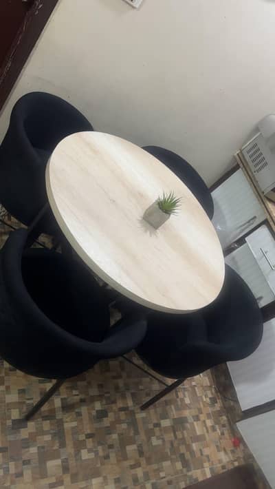 Round dining table