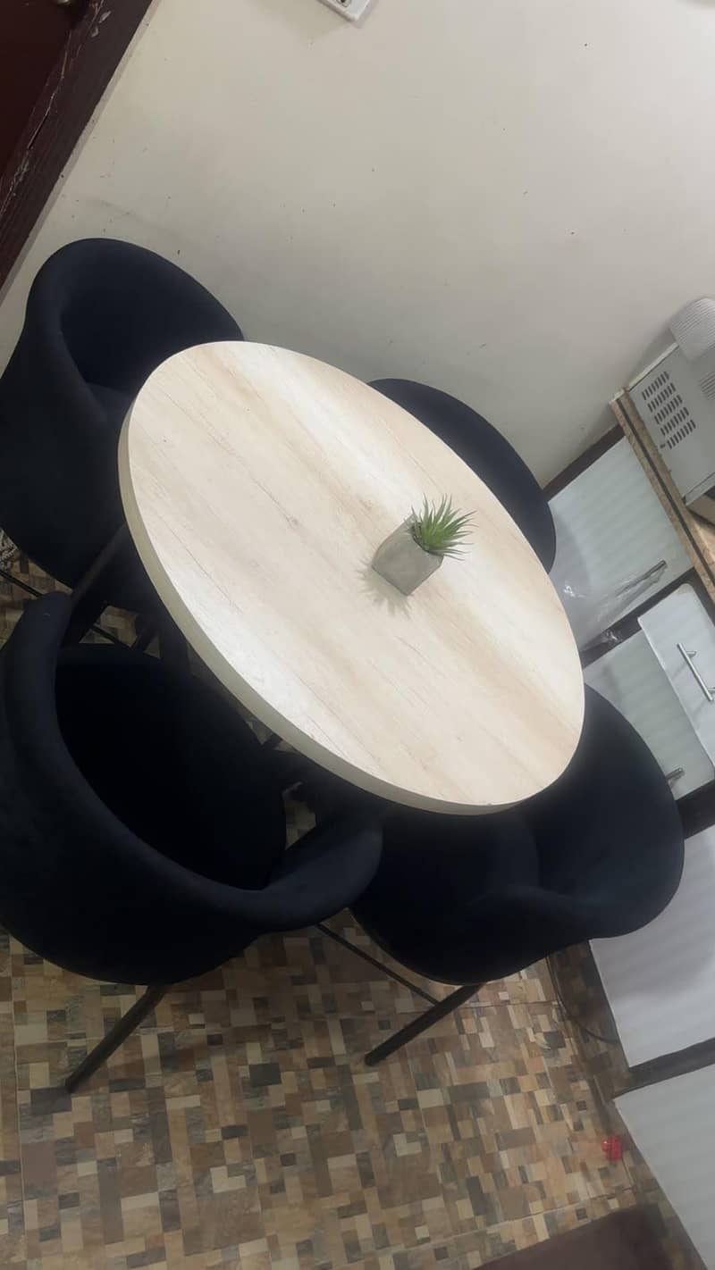 Round dining table 0