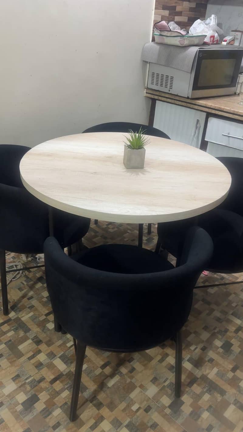 Round dining table 1