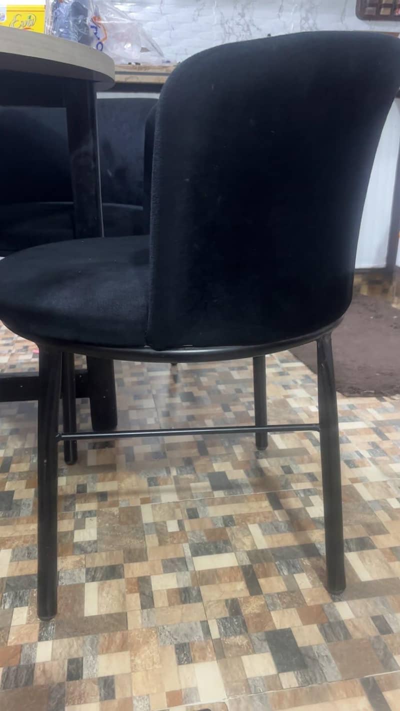 Round dining table 2