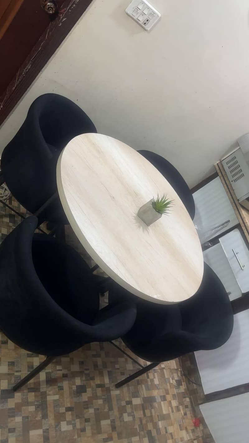 Round dining table 3