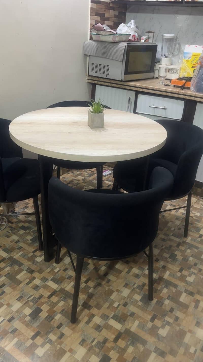 Round dining table 4
