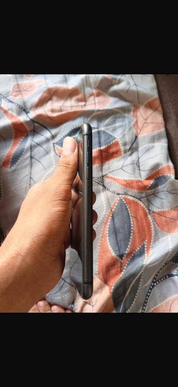 Apple iPhone 11 4