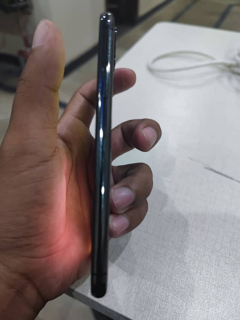 Apple iPhone X 4
