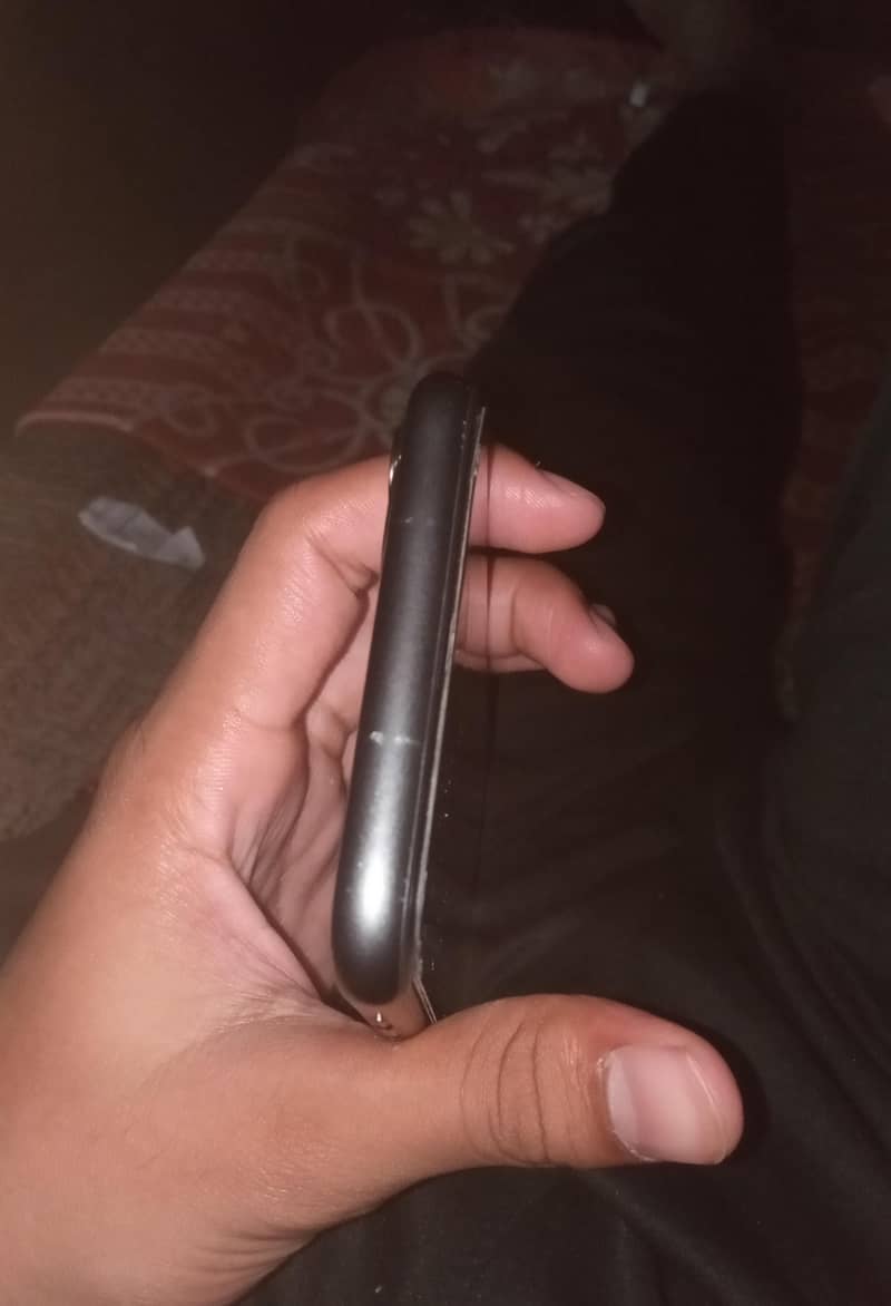 IPHONE 11 4