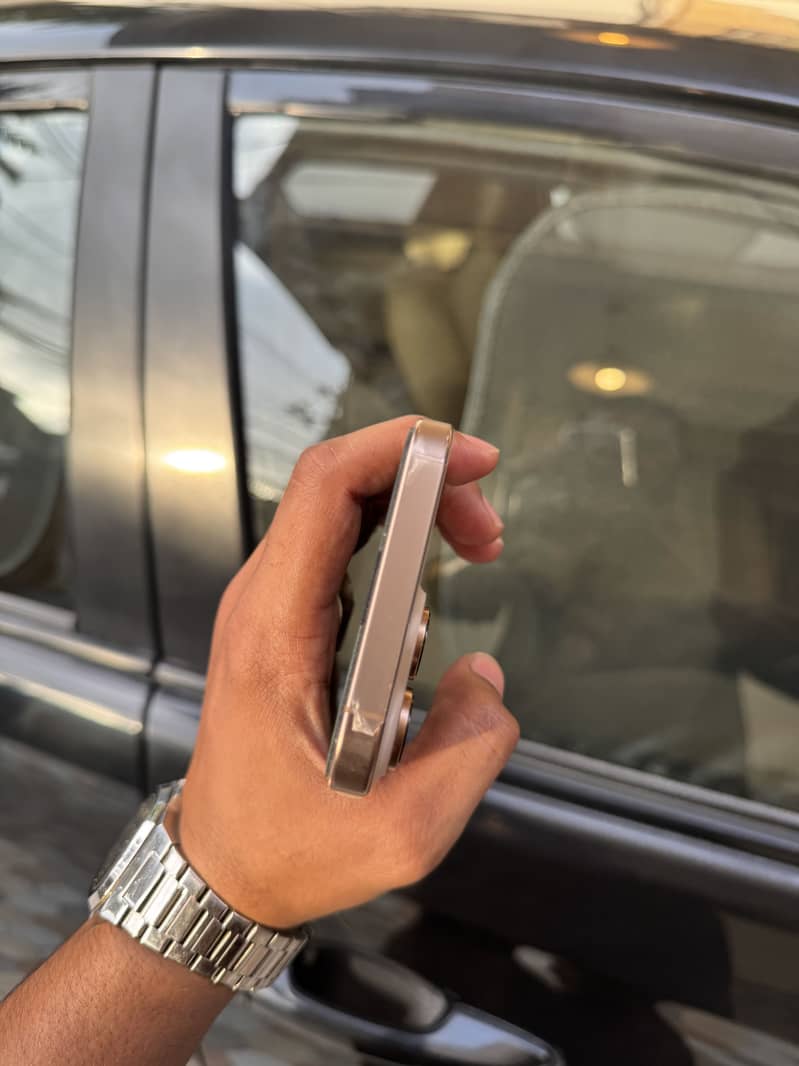Apple iPhone 16 Pro Max 4