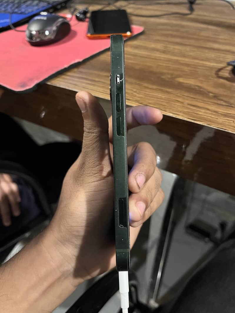 Apple iPhone 13 2