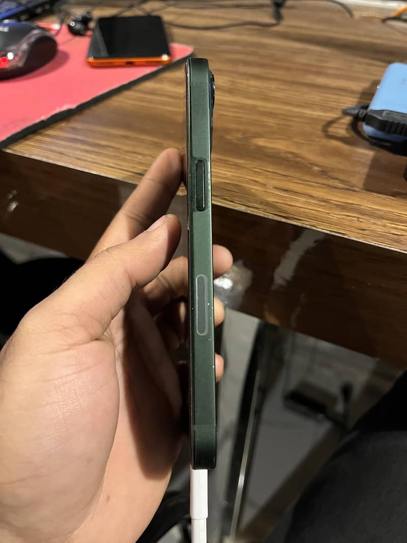 Apple iPhone 13 3