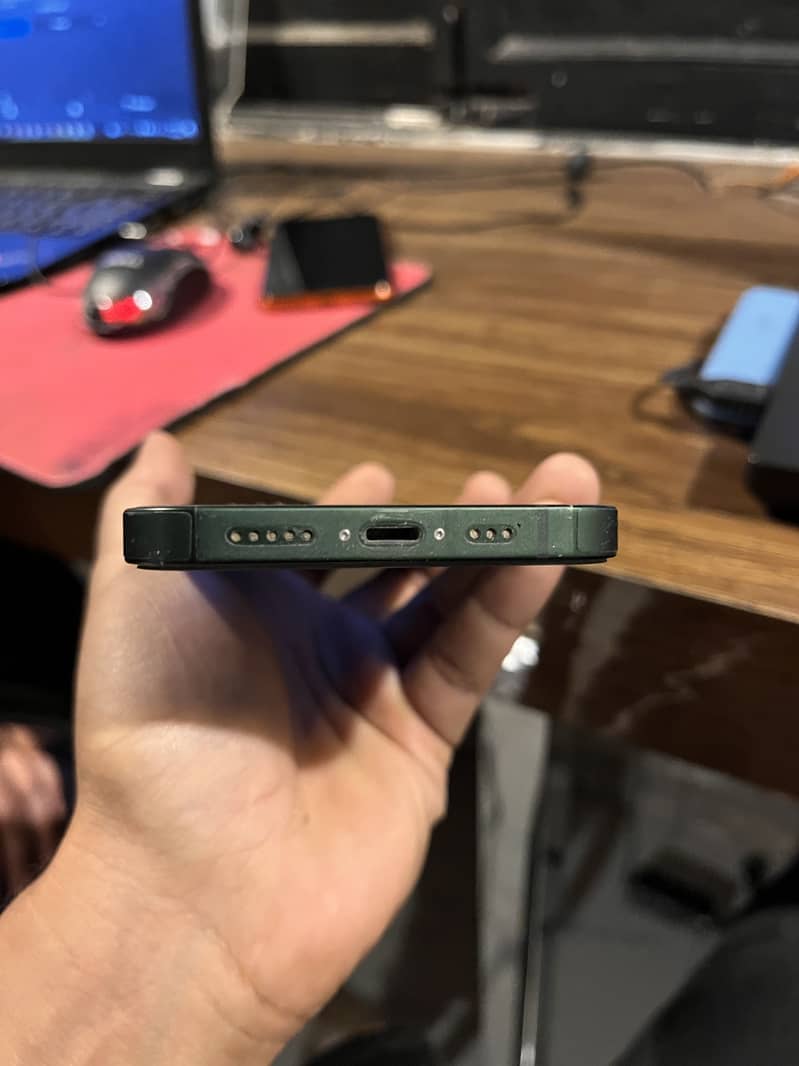 Apple iPhone 13 4