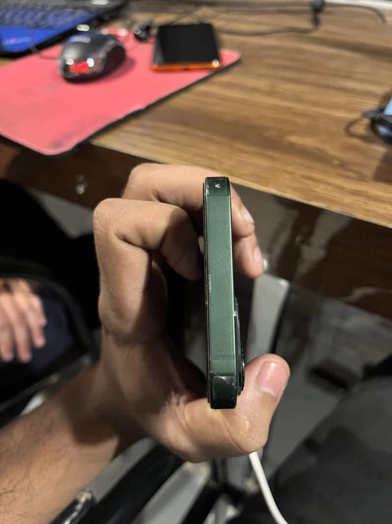 Apple iPhone 13 5
